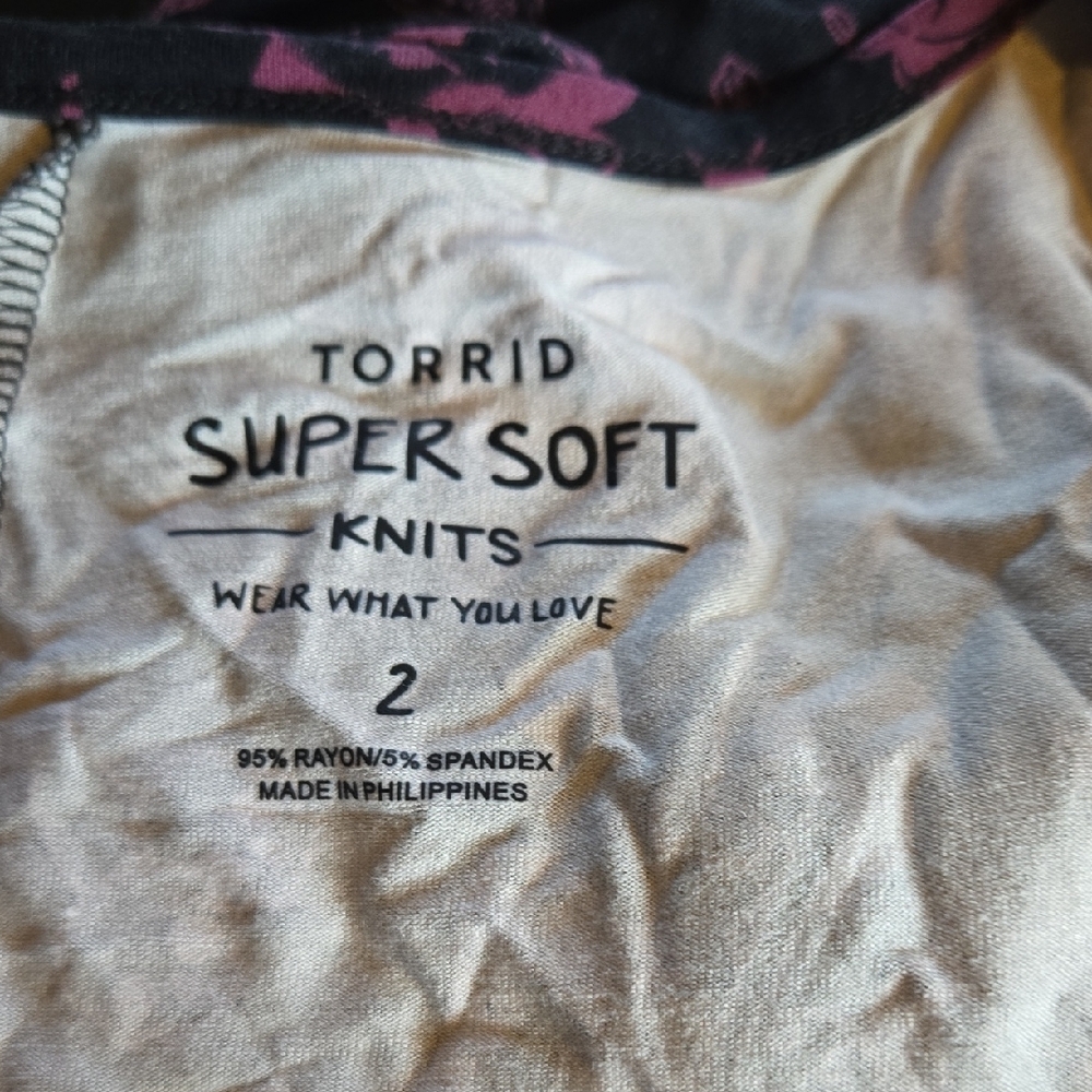 Torrid Black and Pink Graphic V-Neck Tee - Picture 3 of 4